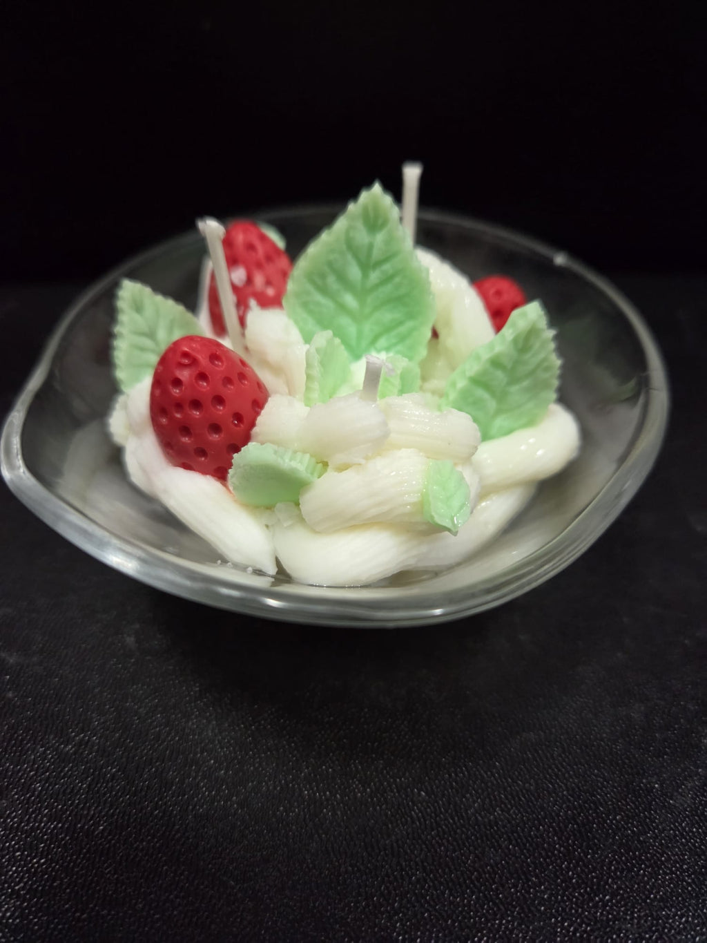 Vela de fresas con nata y hojitas de hierbabuena