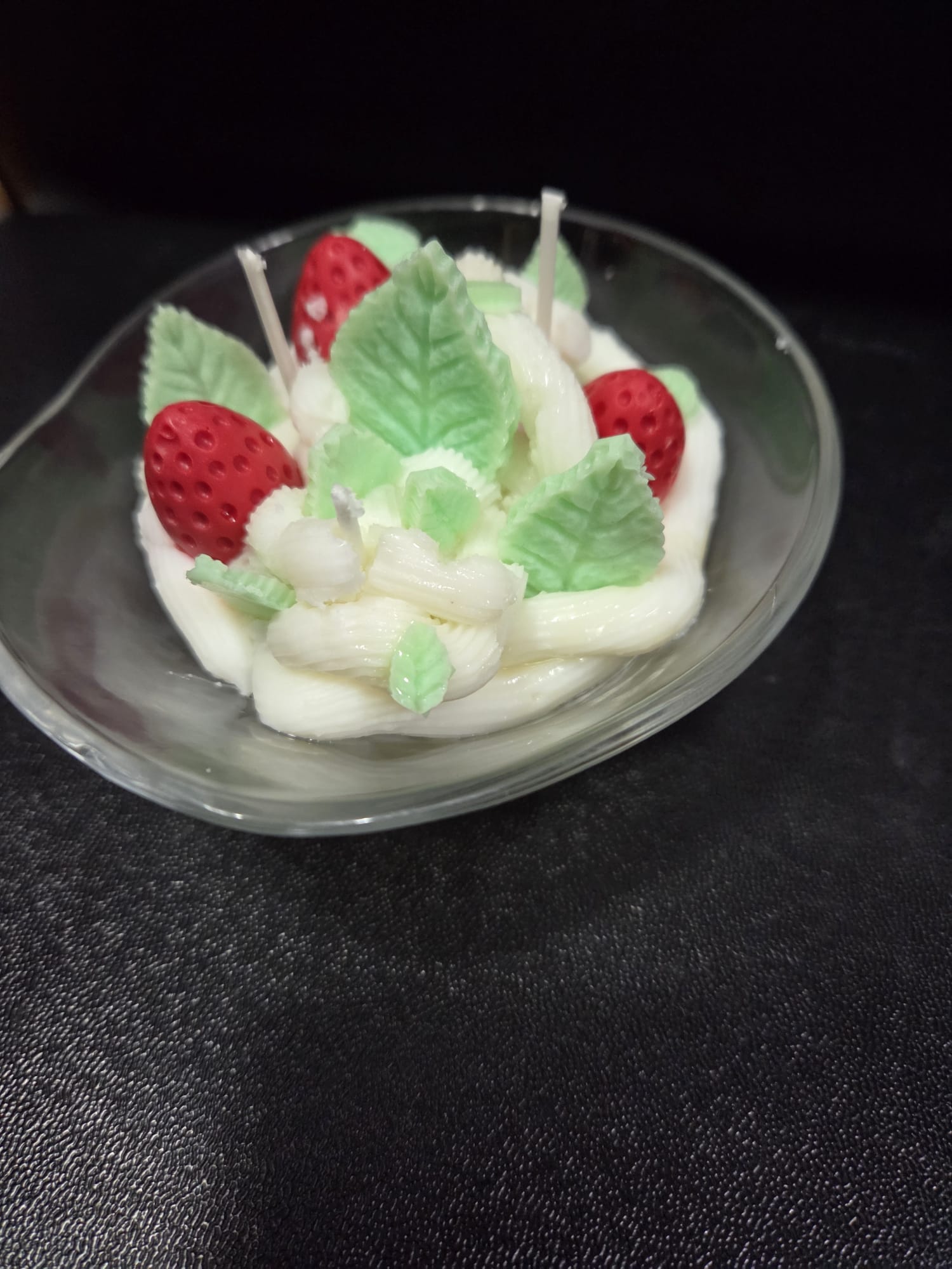 Vela de fresas con nata y hojitas de hierbabuena