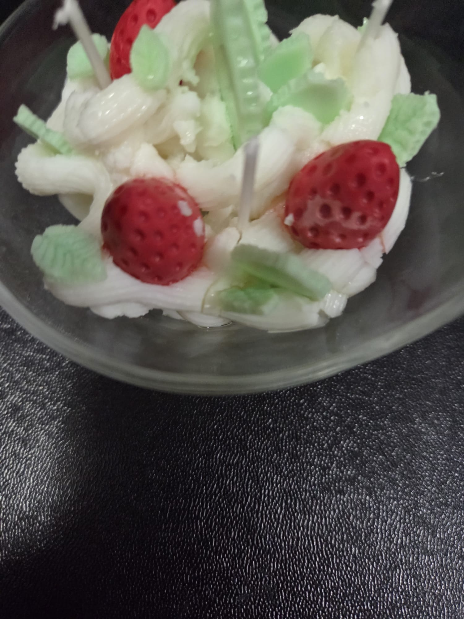 Vela de fresas con nata y hojitas de hierbabuena