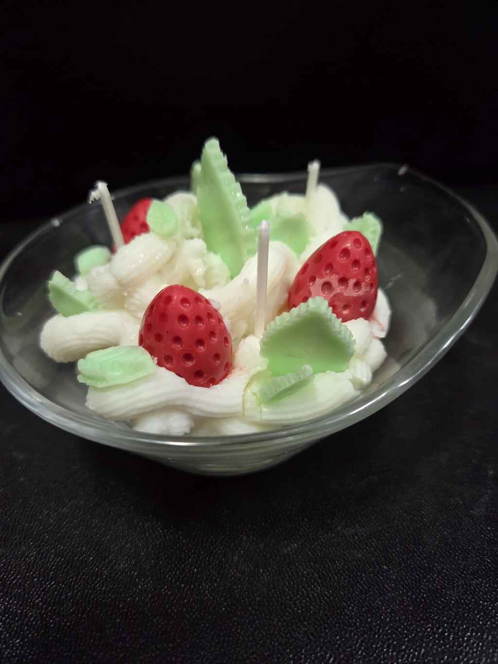 Vela de fresas con nata y hojitas de hierbabuena