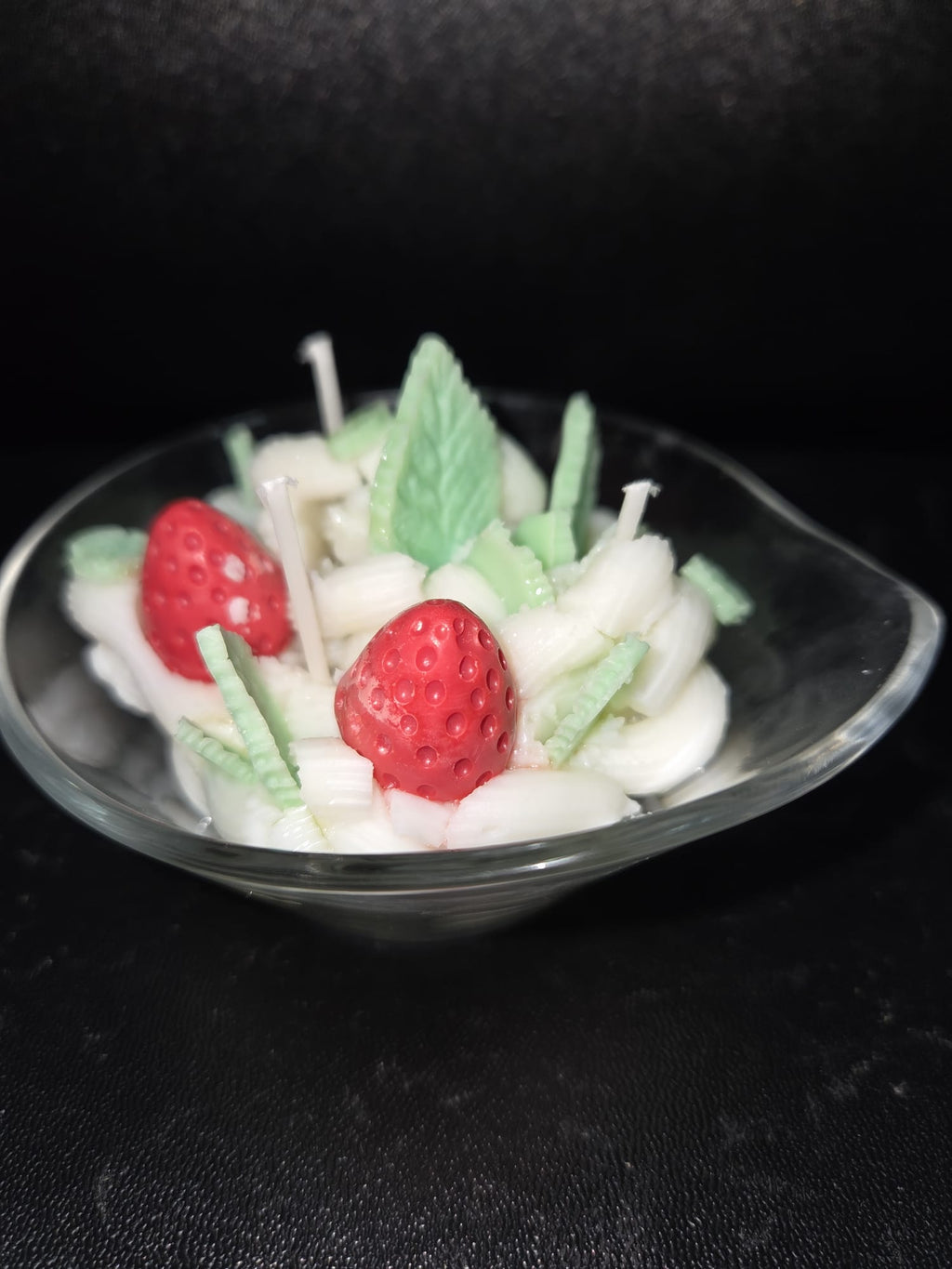 Vela de fresas con nata y hojitas de hierbabuena