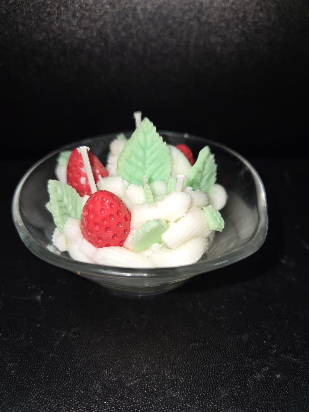 Vela de fresas con nata y hojitas de hierbabuena