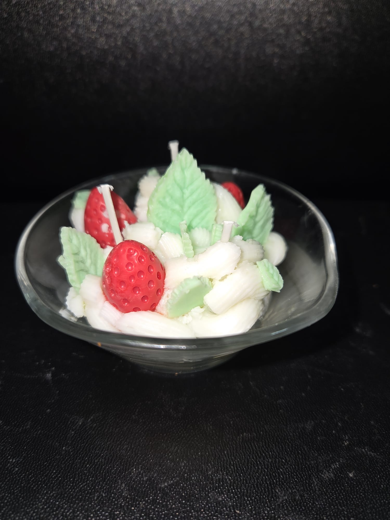 Vela de fresas con nata y hojitas de hierbabuena