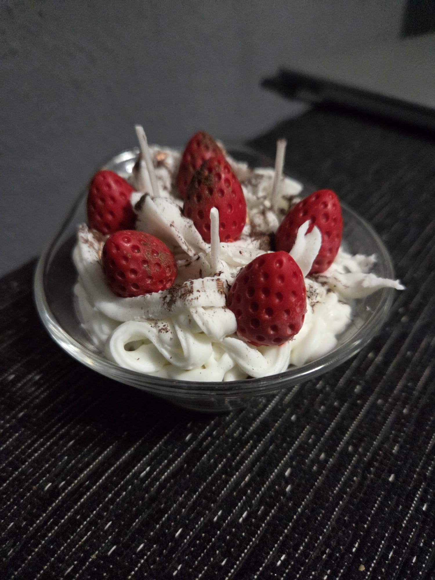 Vela de fresas con chocolate y nata, aromas para comérsela