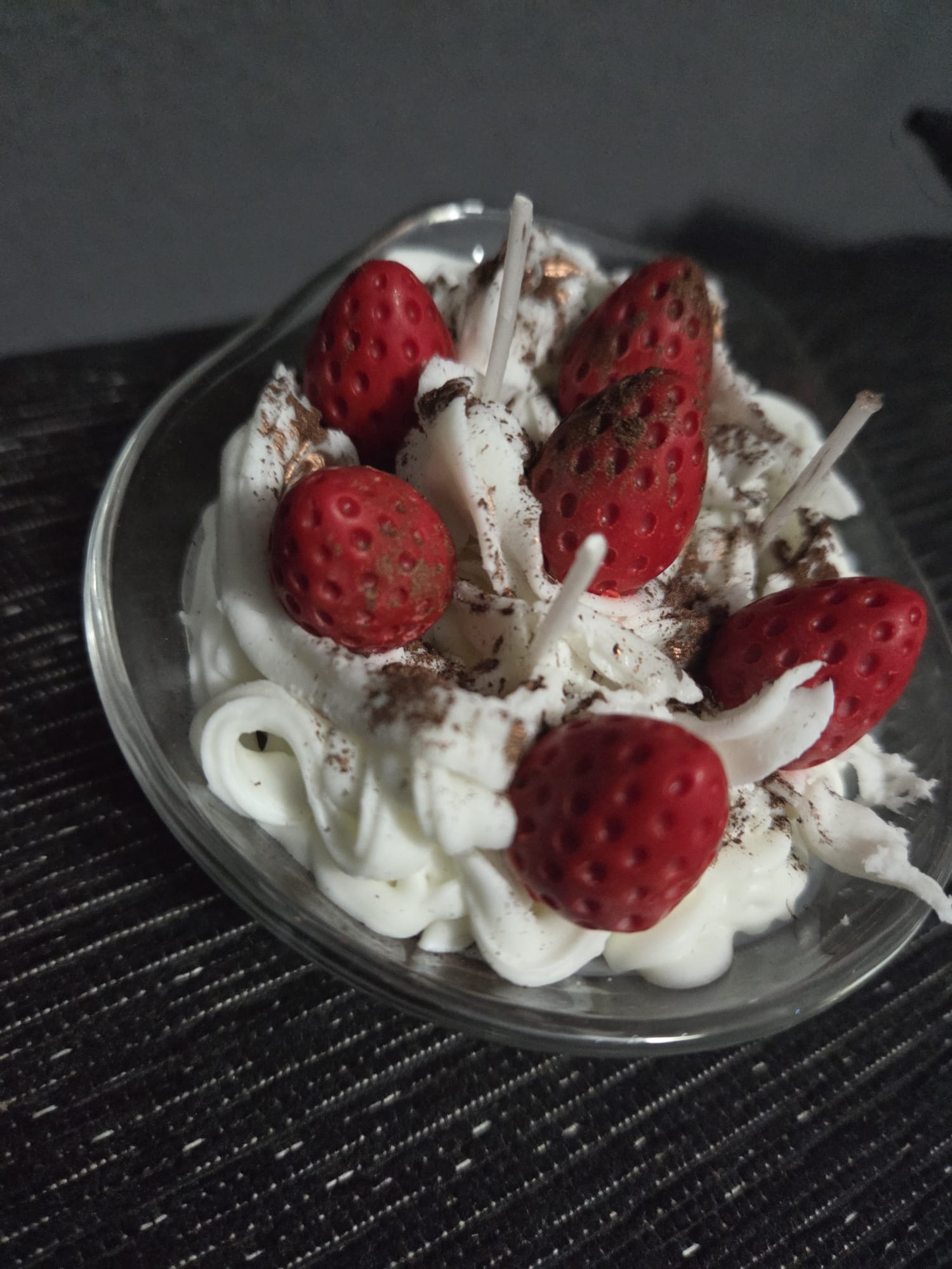 Vela de fresas con chocolate y nata, aromas para comérsela