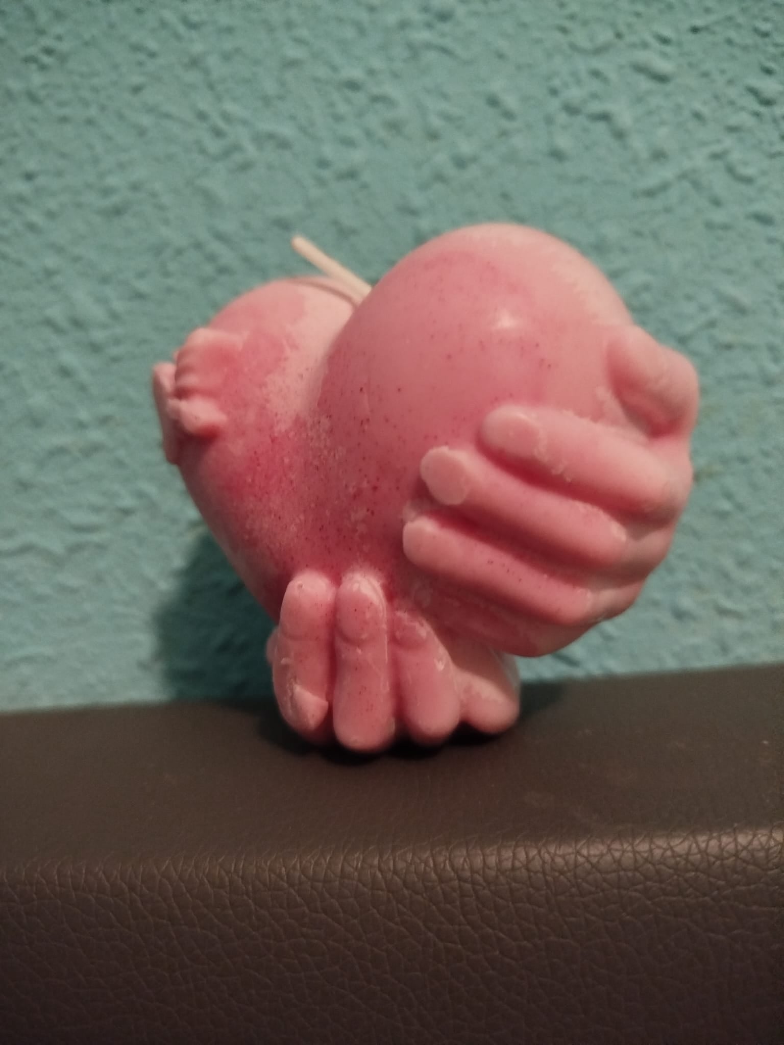 Vela de corazón entre manos con olor a fresas con nata, 7 cms altura x 6 cms ancho, soja natural