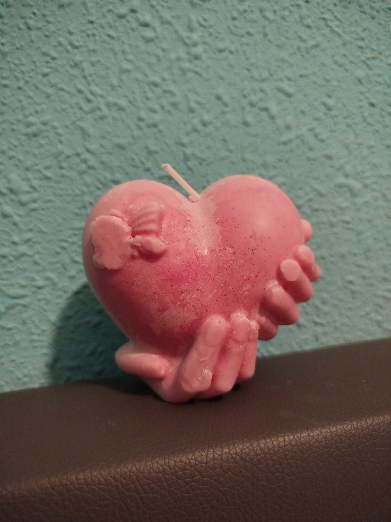 Vela de corazón entre manos con olor a fresas con nata, 7 cms altura x 6 cms ancho, soja natural