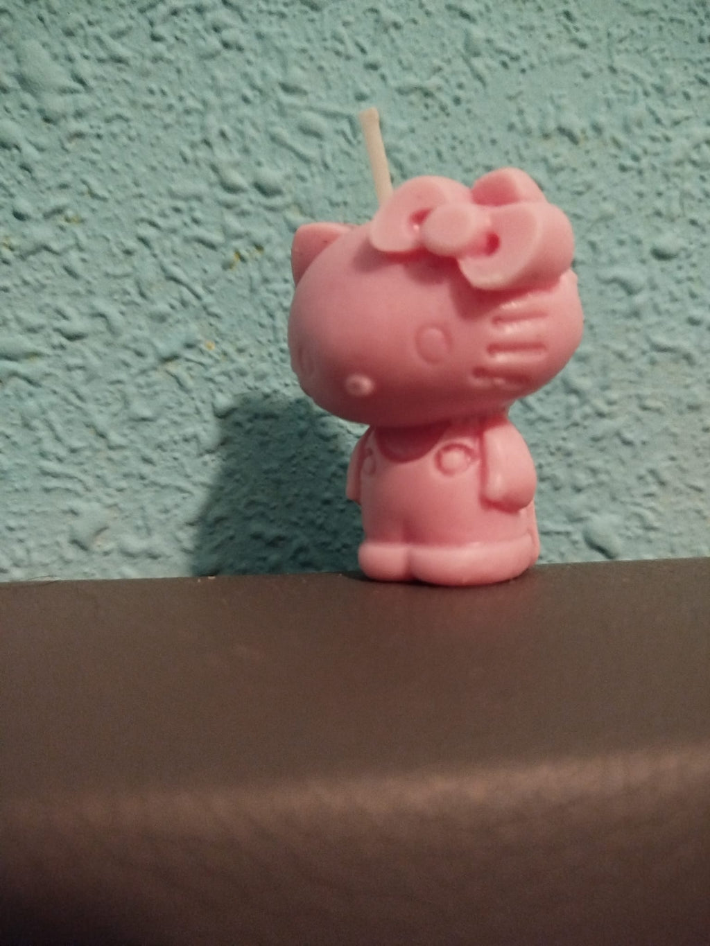 Hello Kitty Vela Olor a Fresa de Hello Kitty Color Rosa 5 Cms Altura Ideal para Aromas de Fresa y Diseño Icónico