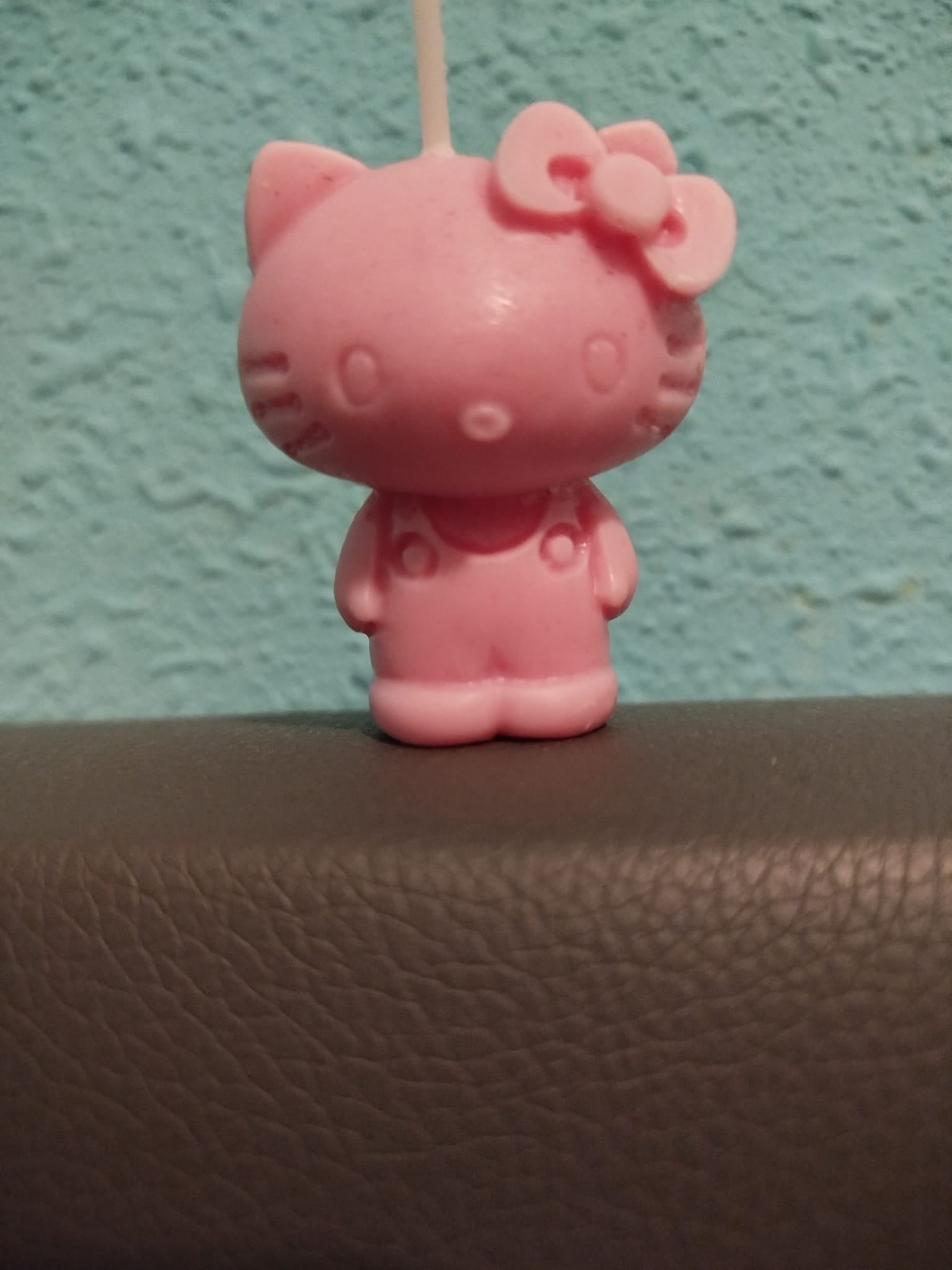 Hello Kitty Vela Olor a Fresa de Hello Kitty Color Rosa 5 Cms Altura Ideal para Aromas de Fresa y Diseño Icónico