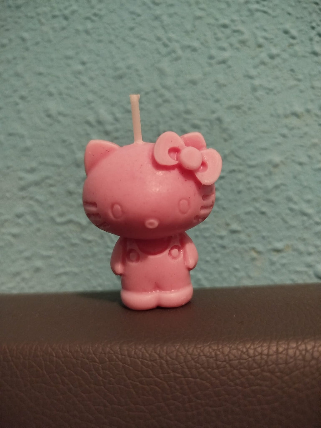 Hello Kitty Vela Olor a Fresa de Hello Kitty Color Rosa 5 Cms Altura Ideal para Aromas de Fresa y Diseño Icónico