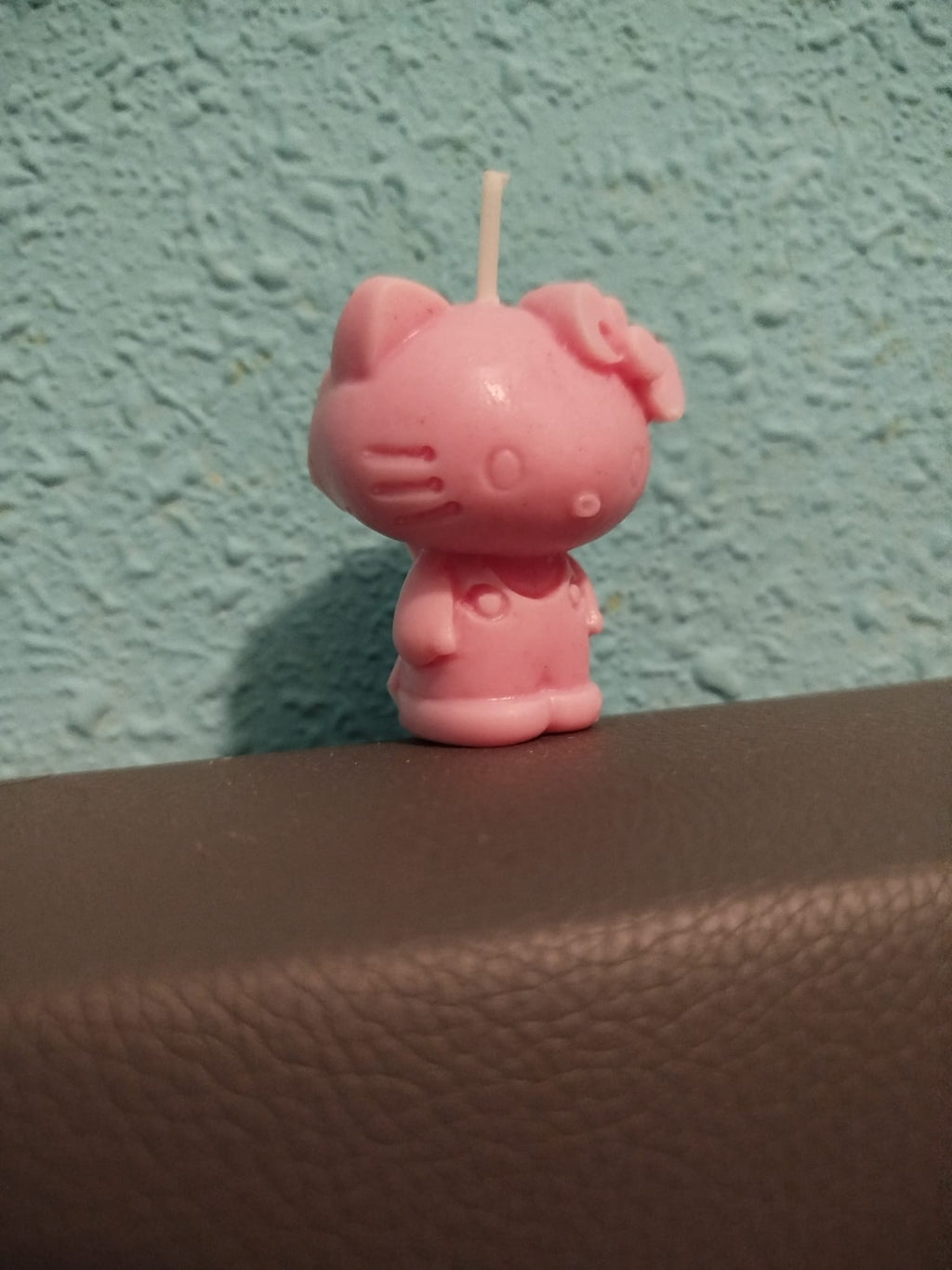 Hello Kitty Vela Olor a Fresa de Hello Kitty Color Rosa 5 Cms Altura Ideal para Aromas de Fresa y Diseño Icónico