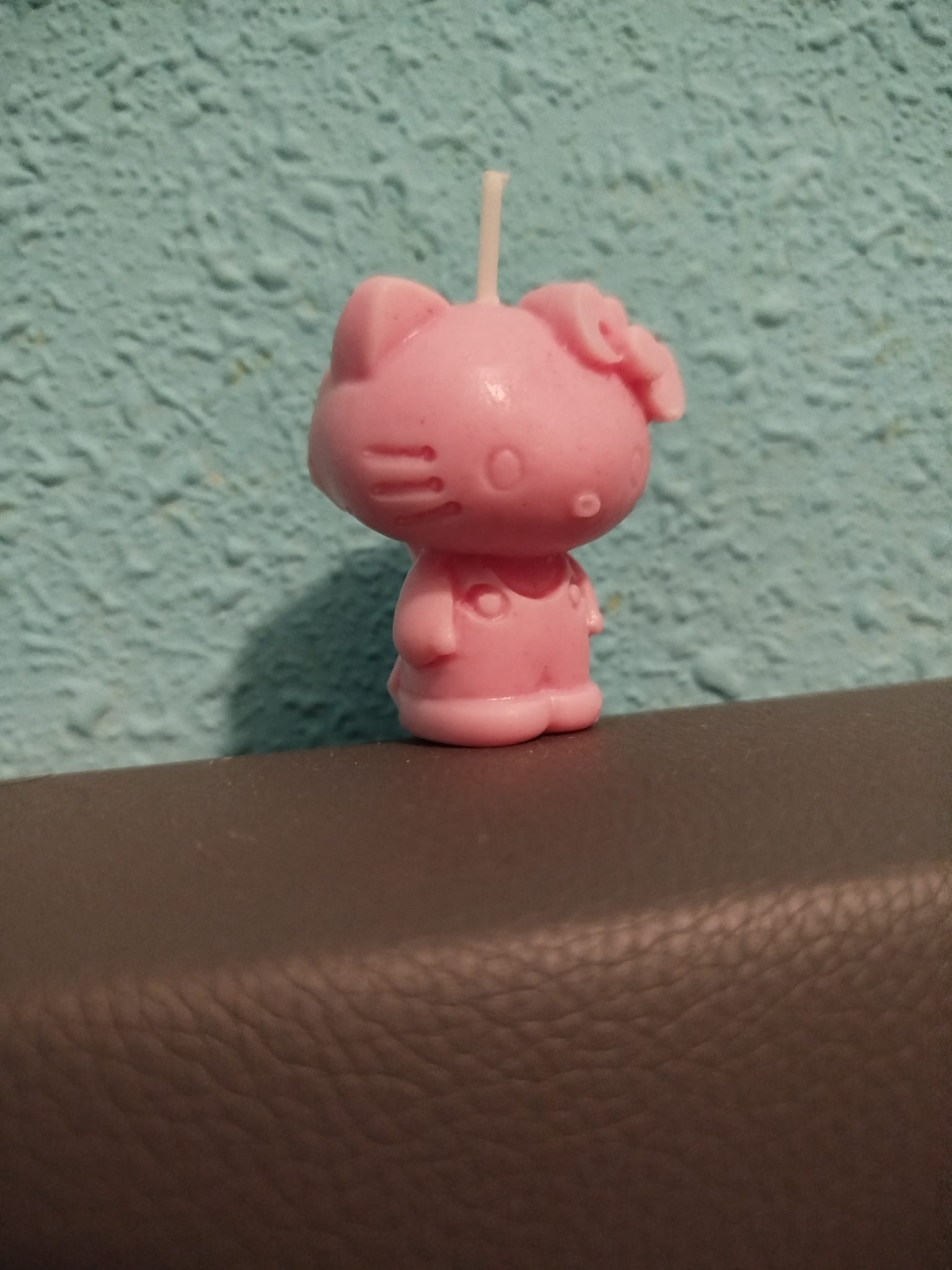 Hello Kitty Vela Olor a Fresa de Hello Kitty Color Rosa 5 Cms Altura Ideal para Aromas de Fresa y Diseño Icónico