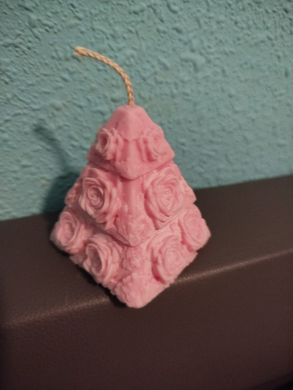 Vela de pirámide con olor a fresas con nata de soja natural 6,5cms altura