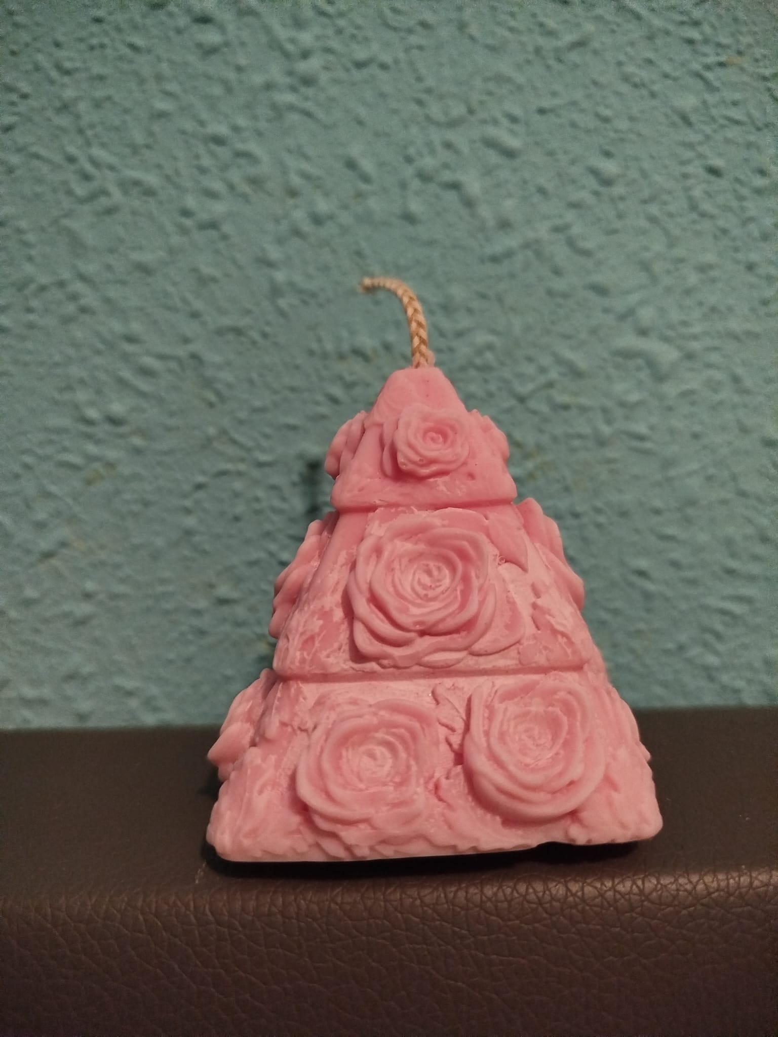 Vela de pirámide con olor a fresas con nata de soja natural 6,5cms altura