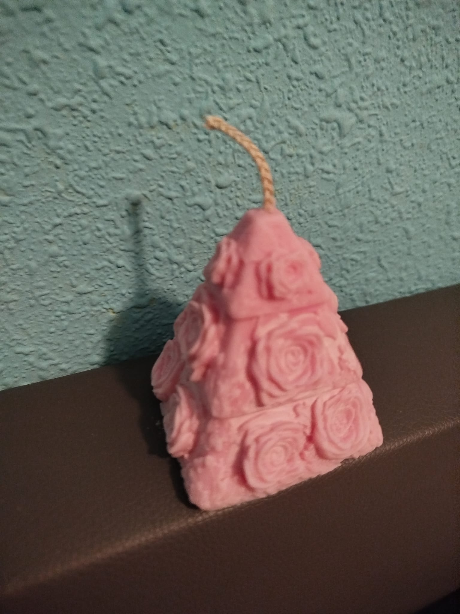 Vela de pirámide con olor a fresas con nata de soja natural 6,5cms altura