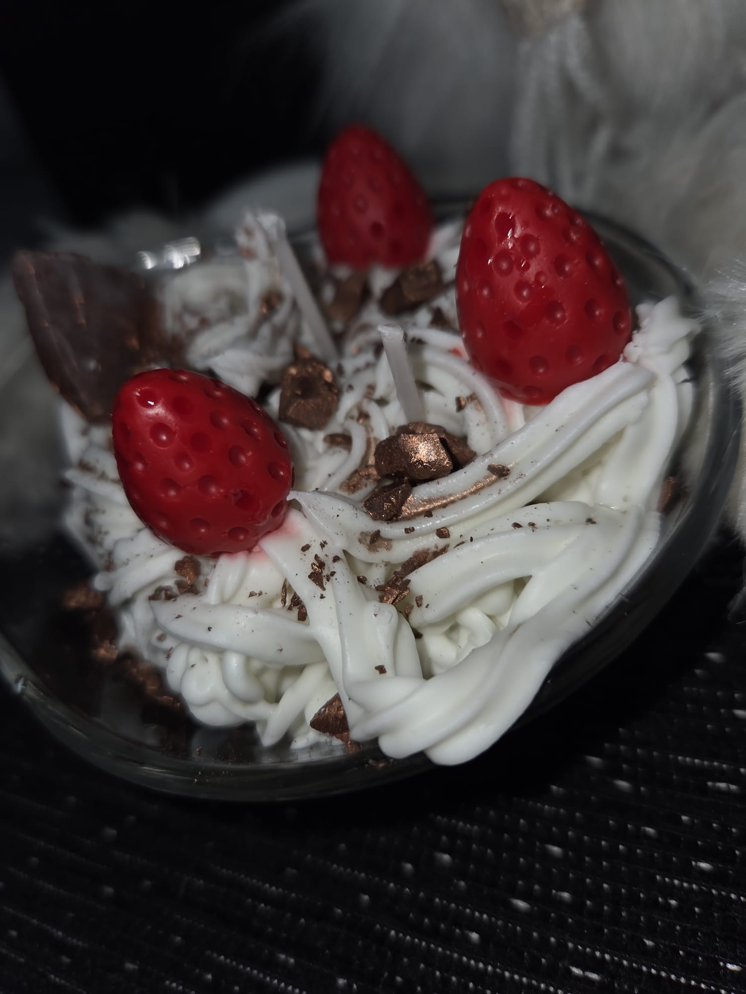 Vela de vaso de crema chantilly de nata, con fresas, chocolate aroma a vainilla