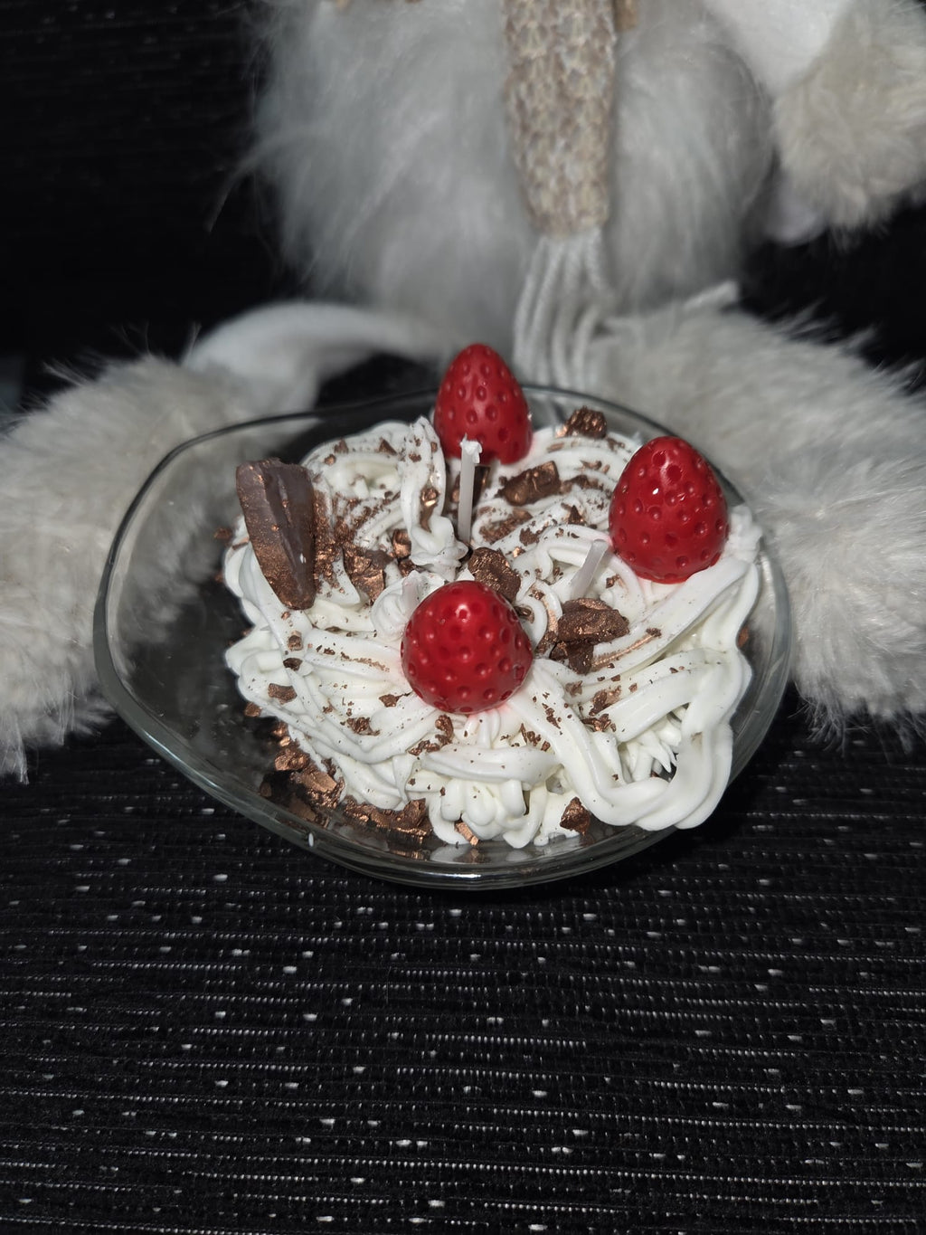 Vela de vaso de crema chantilly de nata, con fresas, chocolate aroma a vainilla