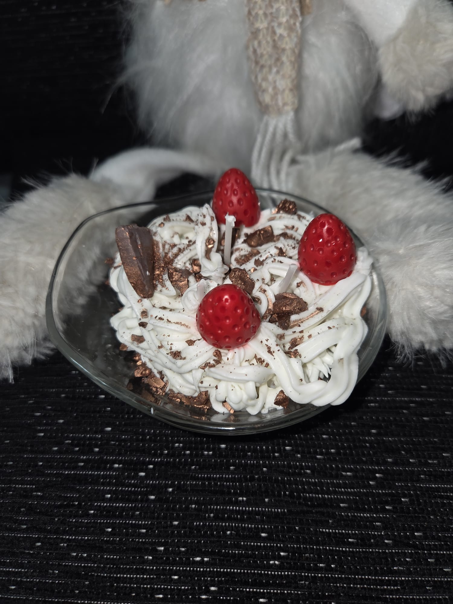 Vela de vaso de crema chantilly de nata, con fresas, chocolate aroma a vainilla
