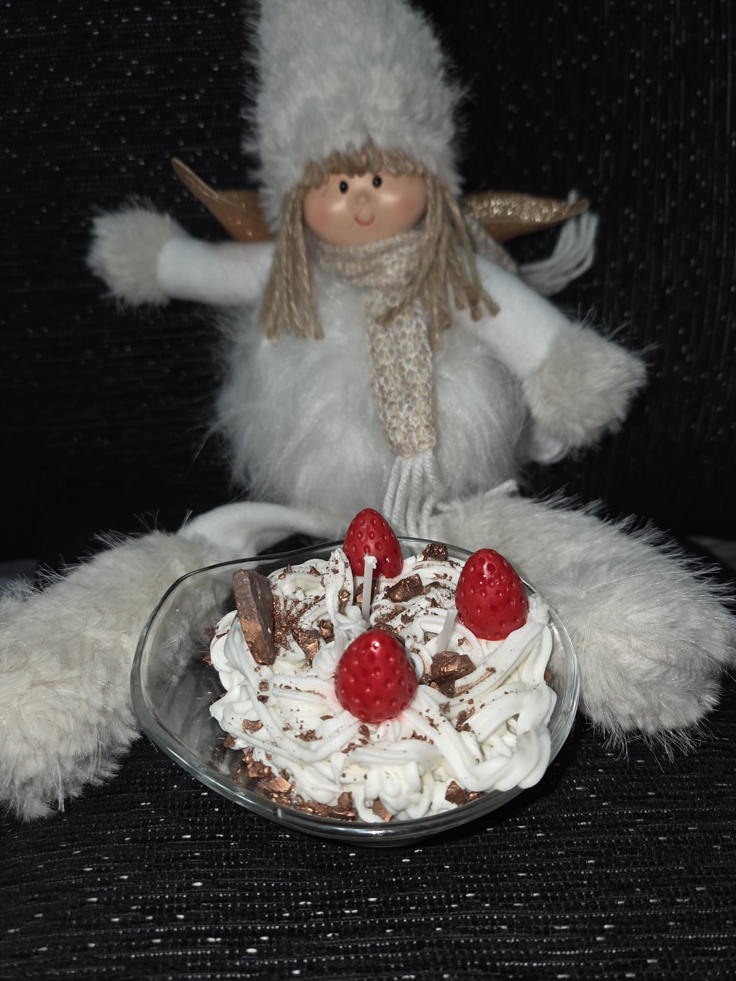 Vela de vaso de crema chantilly de nata, con fresas, chocolate aroma a vainilla