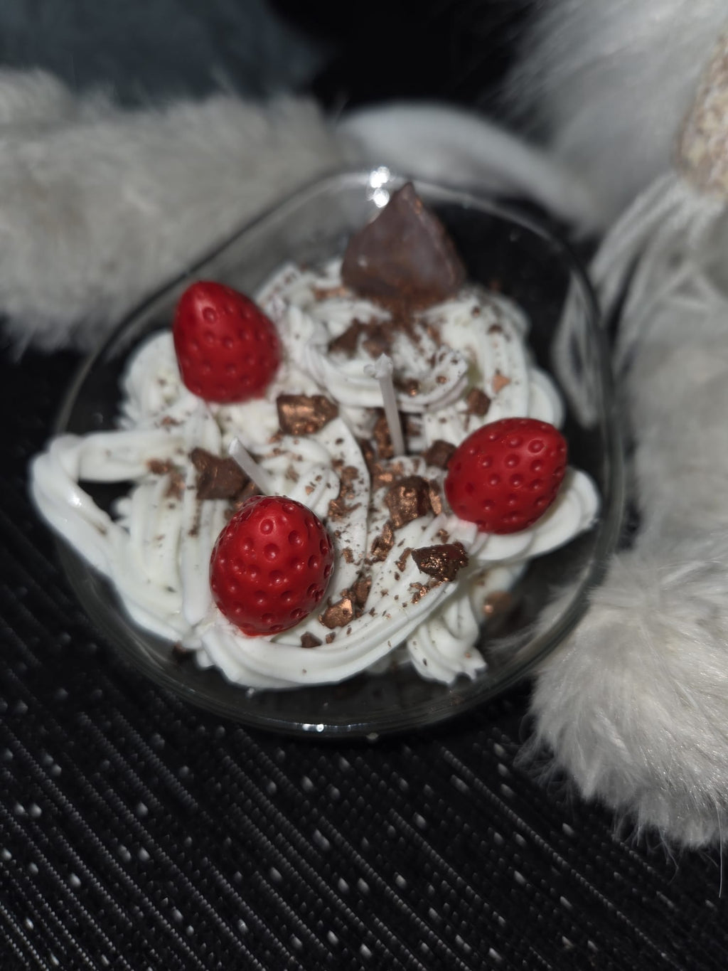 Vela de vaso de crema chantilly de nata, con fresas, chocolate aroma a vainilla