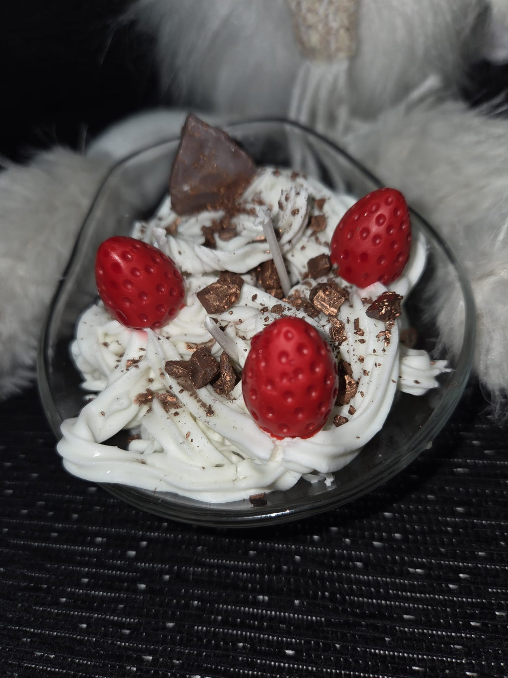 Vela de vaso de crema chantilly de nata, con fresas, chocolate aroma a vainilla