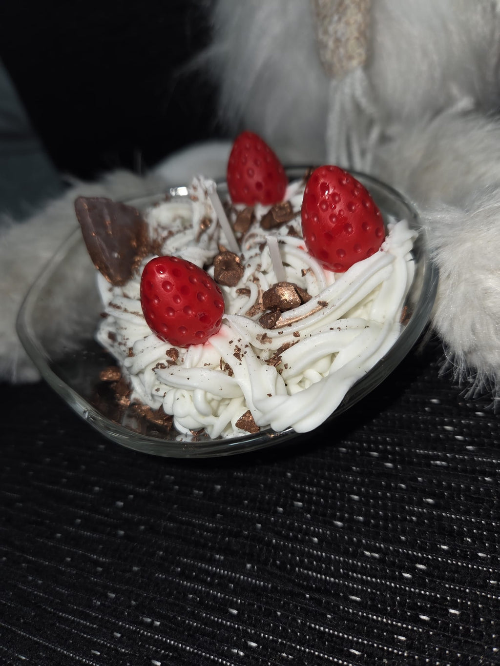 Vela de vaso de crema chantilly de nata, con fresas, chocolate aroma a vainilla